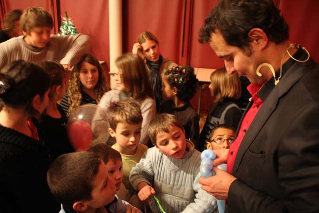 Prestation magicien spectaculaire pour enfants.  